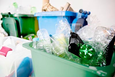 _botellas-plastico-usadas-contenedores-reciclaje-campana-dia-tierra