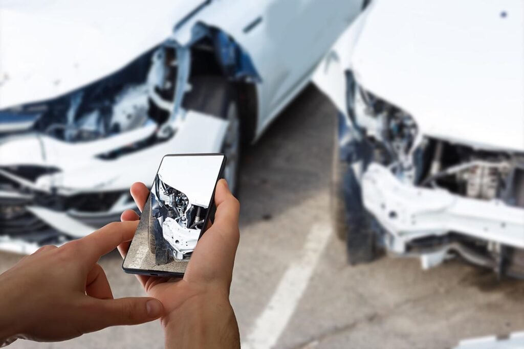 _hombre-fotografiando-su-vehiculo-danos-seguro-accidentes-telefono-inteligente