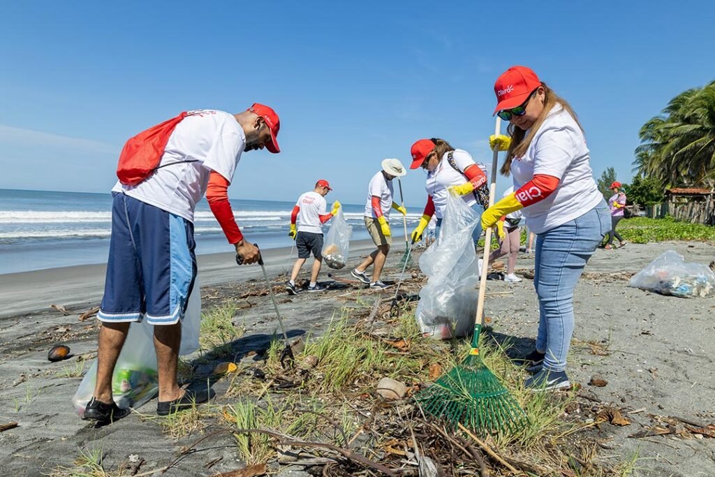 _JORNADA DE LIMPIEZA PLAYA AMATECAMPO - RED DE VOLUNTARIOS CLARO