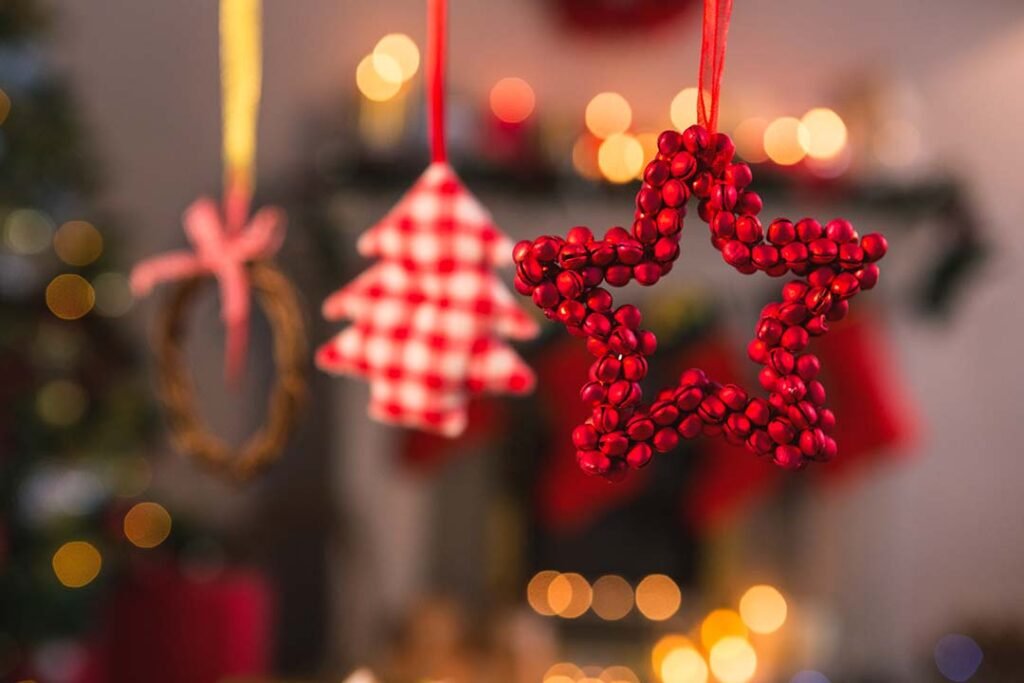 _estrella-y-arbol-de-navidad-colgando-de-una-cuerda
