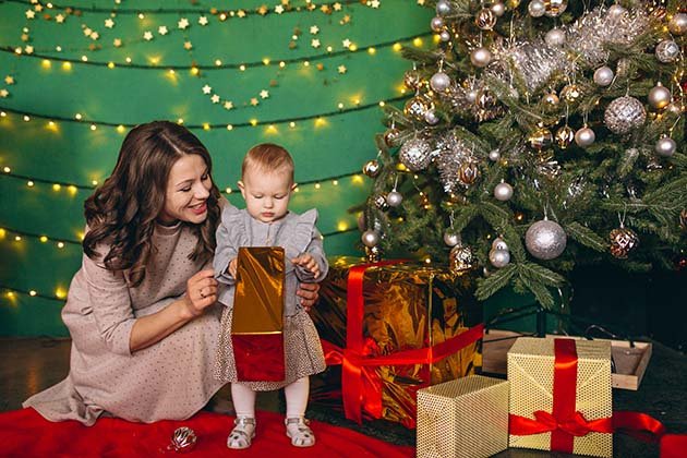 _madre-con-su-hijita-junto-al-arbol-de-navidad