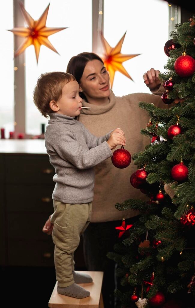 _madre-e-hijo-decorando-el-arbol-de-navidad