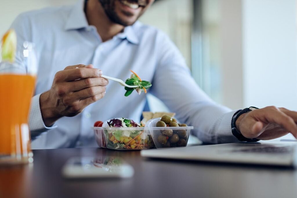 _primer-plano-de-un-hombre-de-negocios-que-usa-una-computadora-portatil-durante-el-almuerzo