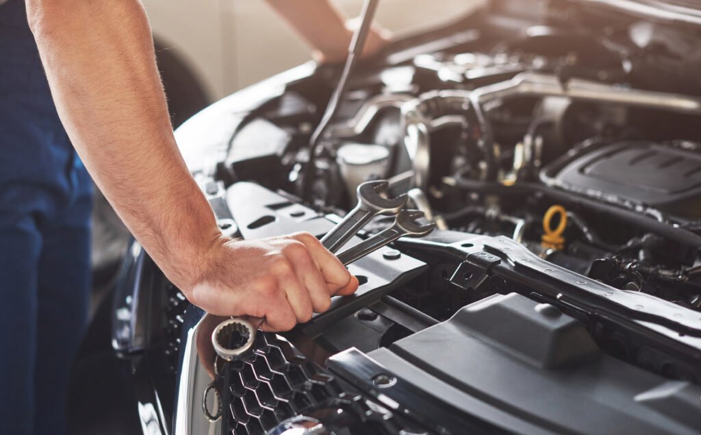 trabajador-de-servicio-de-coche-musculoso-reparando-vehiculo