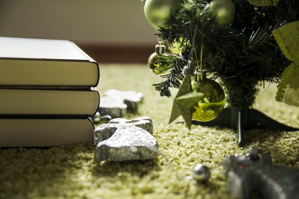 _libros-cerca-del-arbol-de-navidad