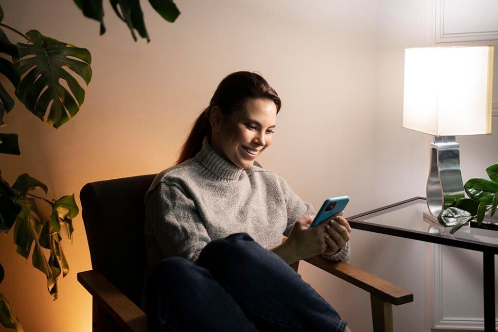 _mujer-con-smartphone-como-habito