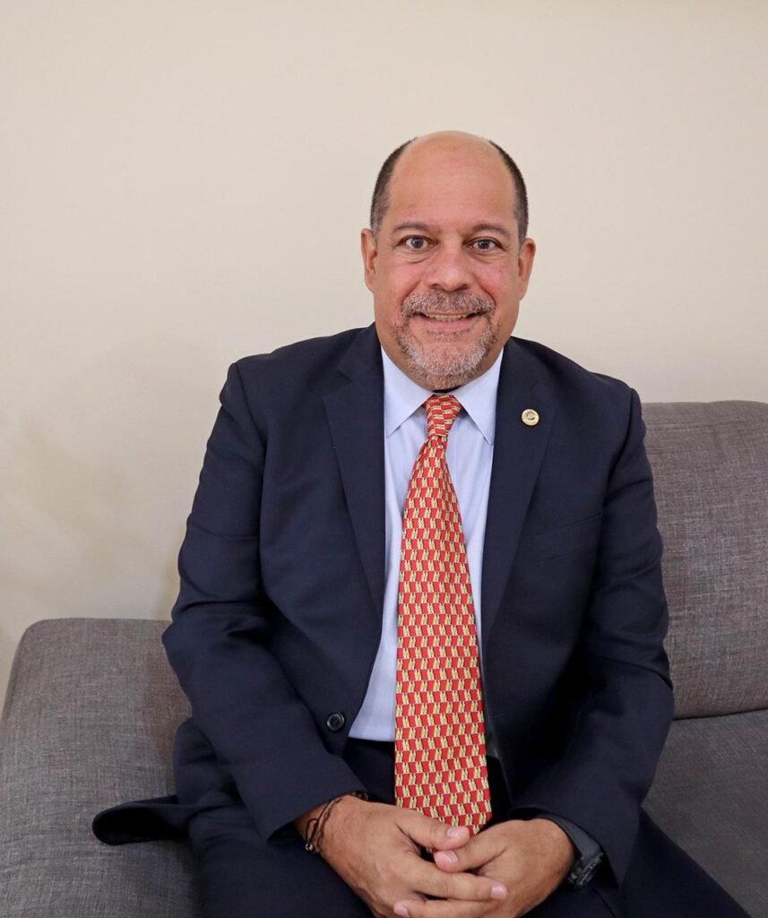 _Ing. José A Velásquez_sentado 3