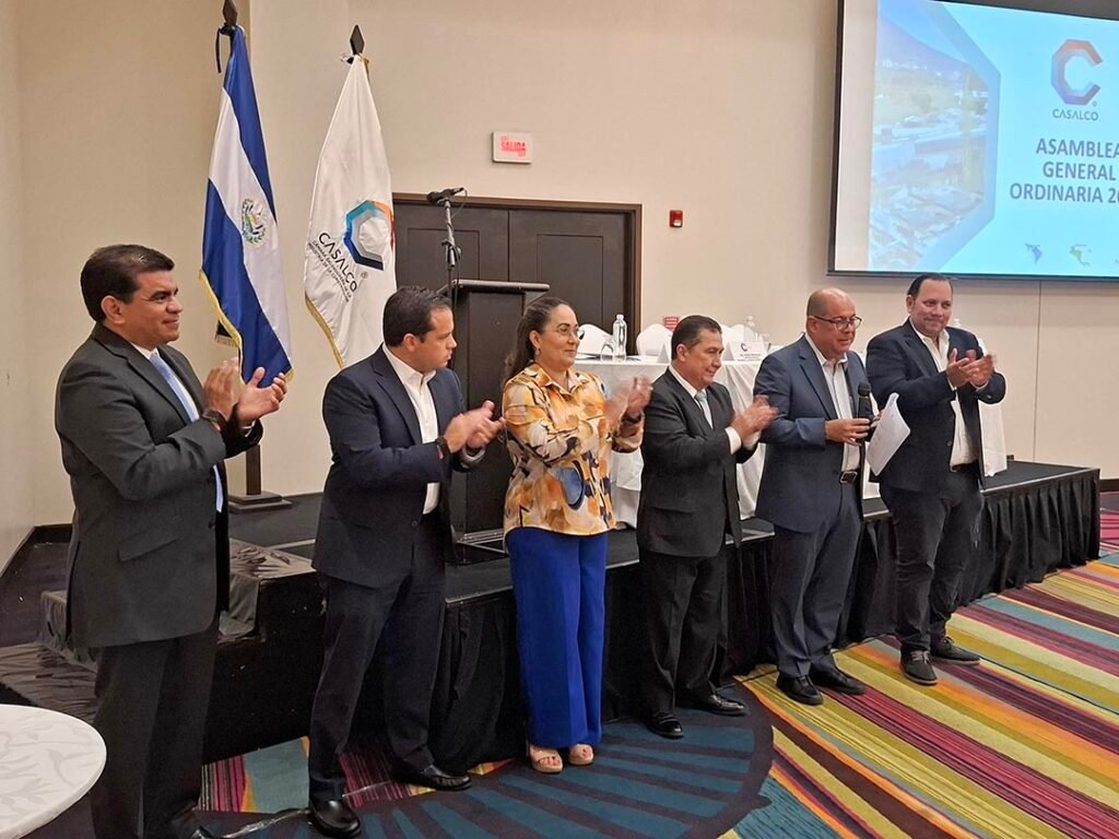 _Felicitando a nuevos socios