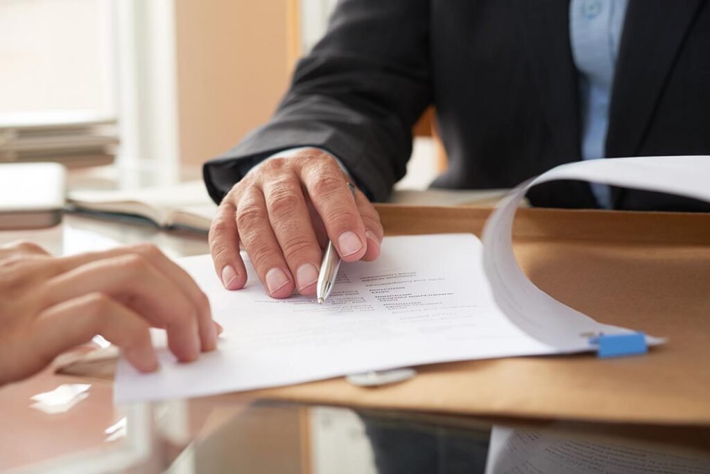 _business-people-signing-contract