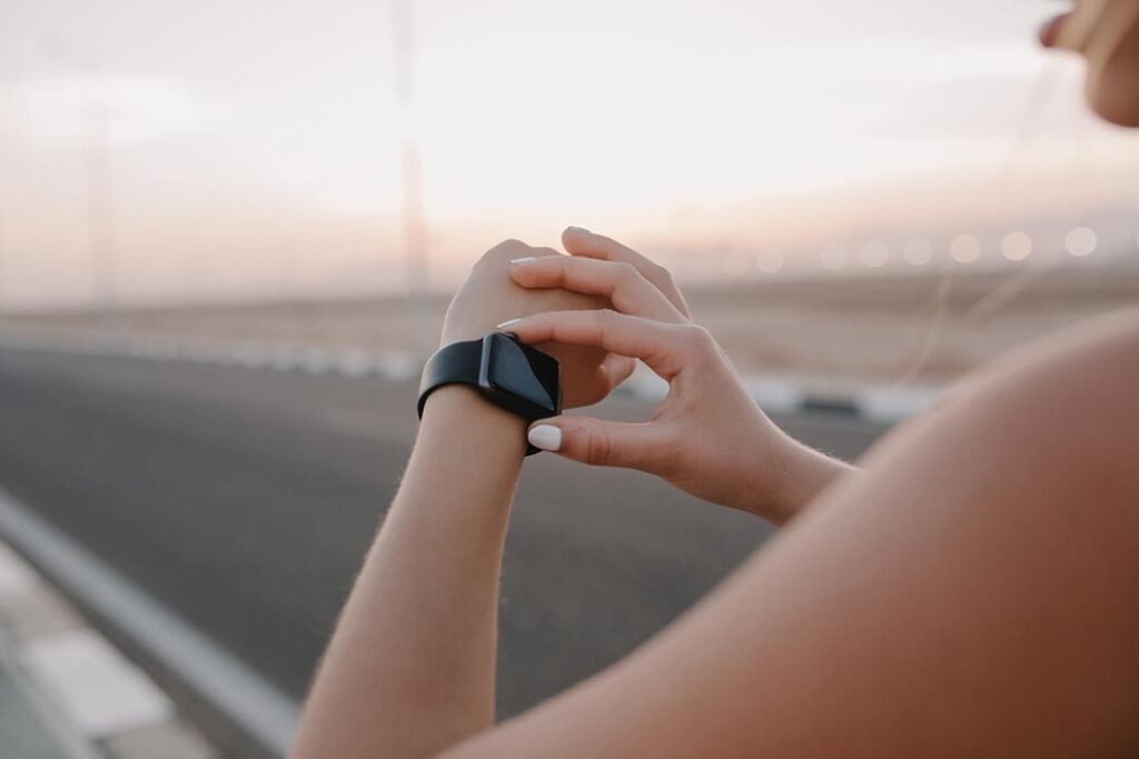 _closeup-portrait-modern-watch-hands-sportswoman