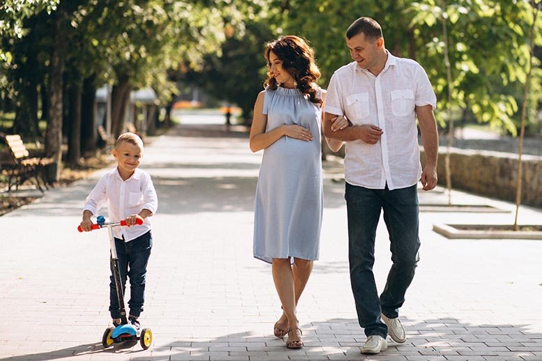 _husband-with-pregnant-wife-their-son-park